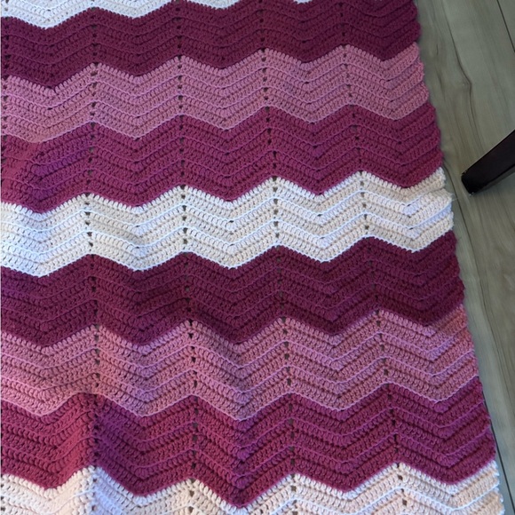 Hans Stitched Pink and White Chevron Blanket - Picture 2 of 3